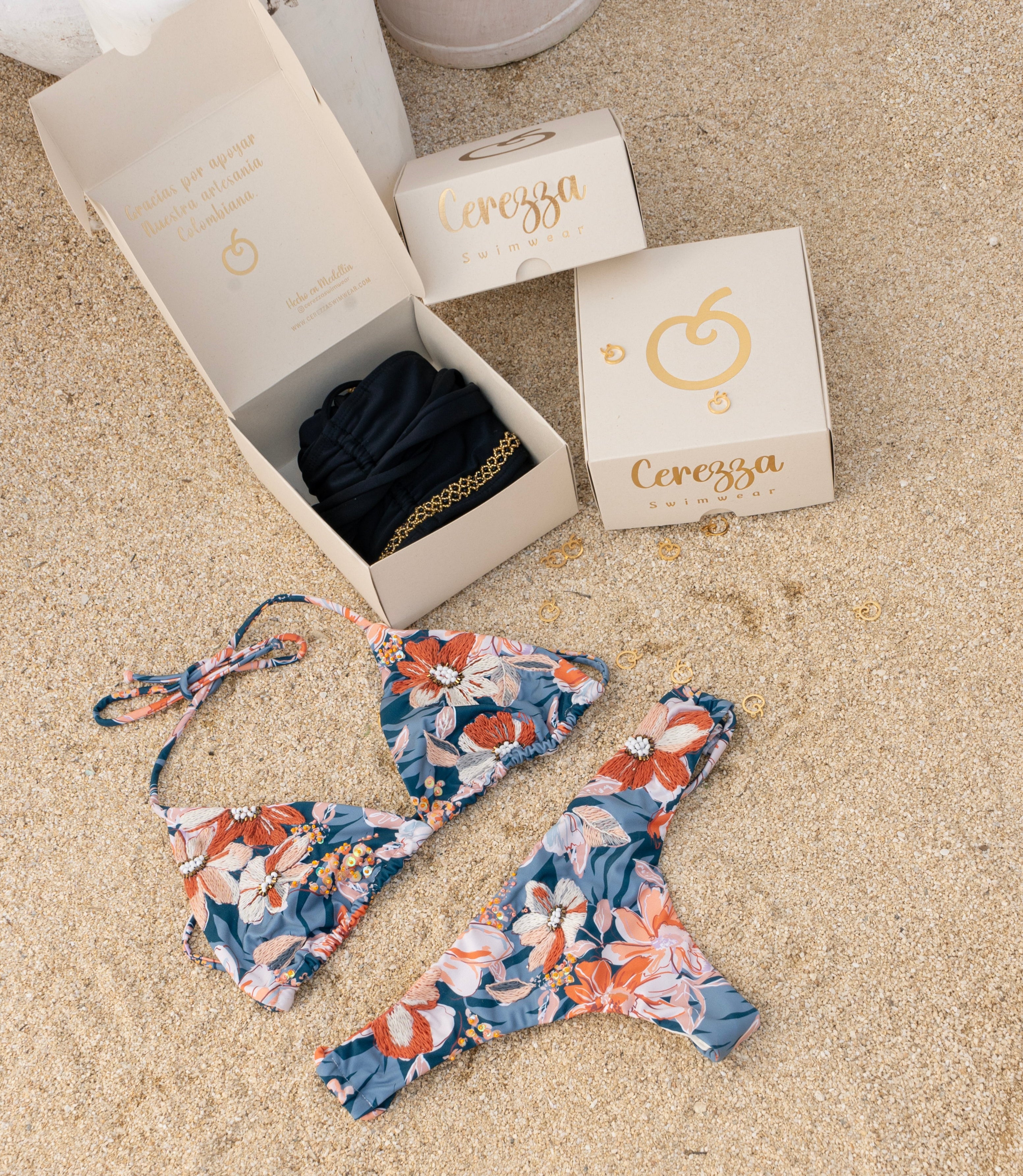 Bikini de triángulo verde con bordados artesanales y detalles de pedrería, inspirado en paisajes tropicales, de la marca Cerezza Swimwear.